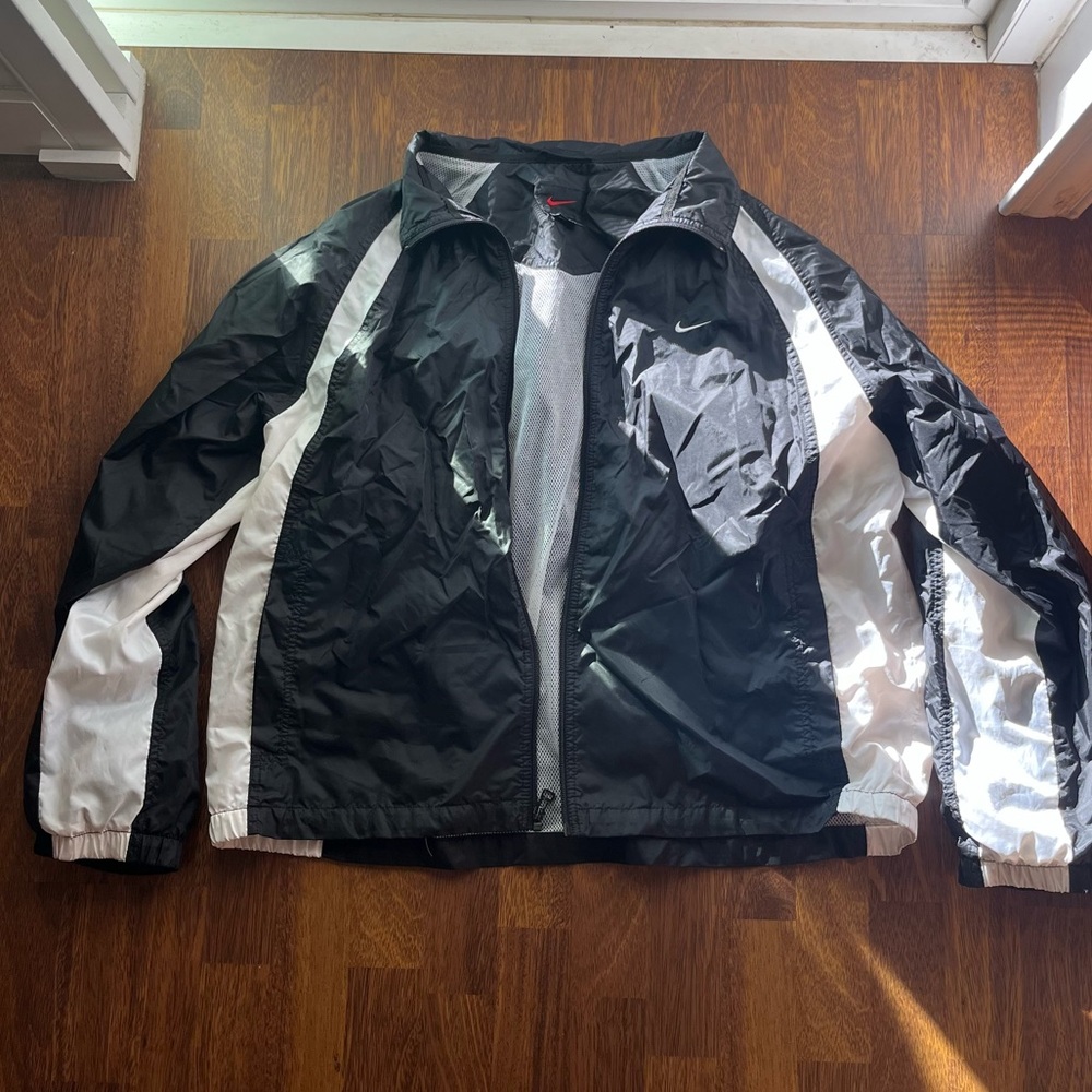 Men’s vintage Nike black and white windbreaker.